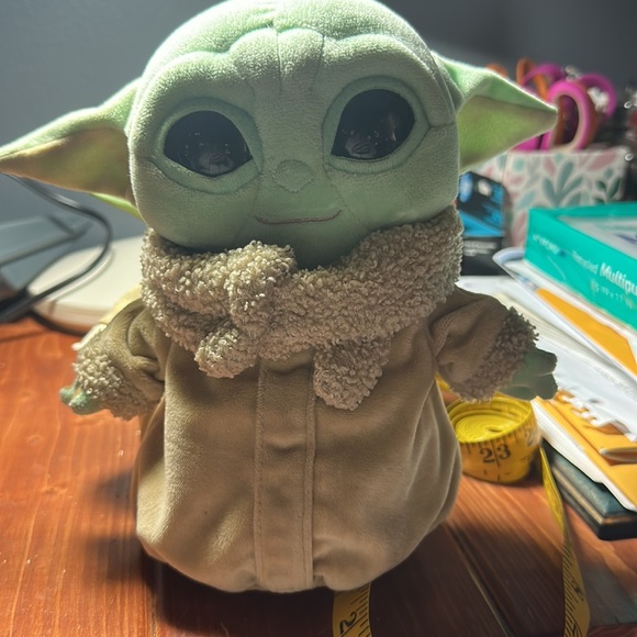 Star Wars Toys Star Wars Yoda Mechanical 8 Inch And An About And 9 2 Inch Stuffed Yoda